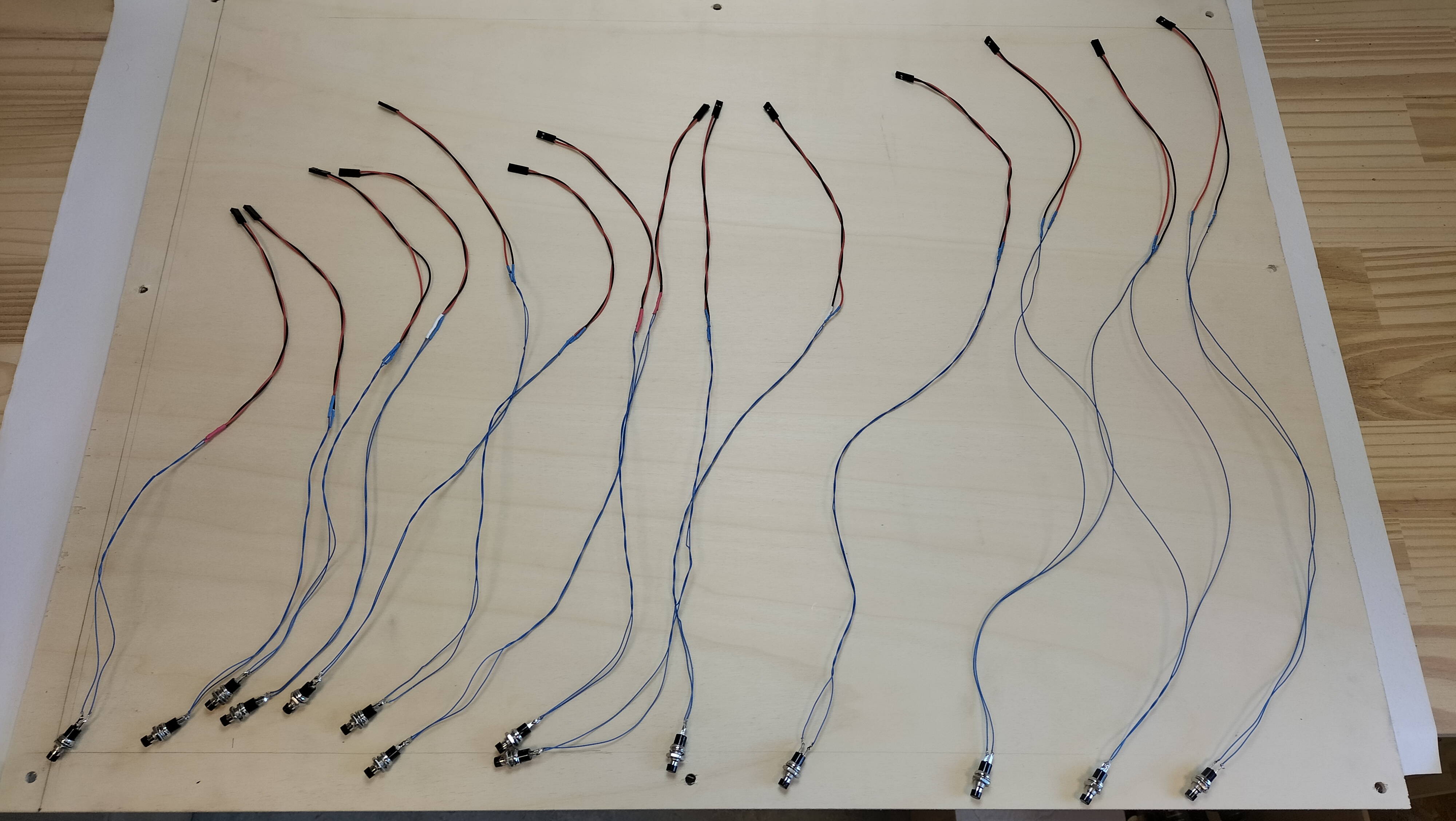 Préparation de l'ensemble des boutons avec le fil de rallonge et connecteur