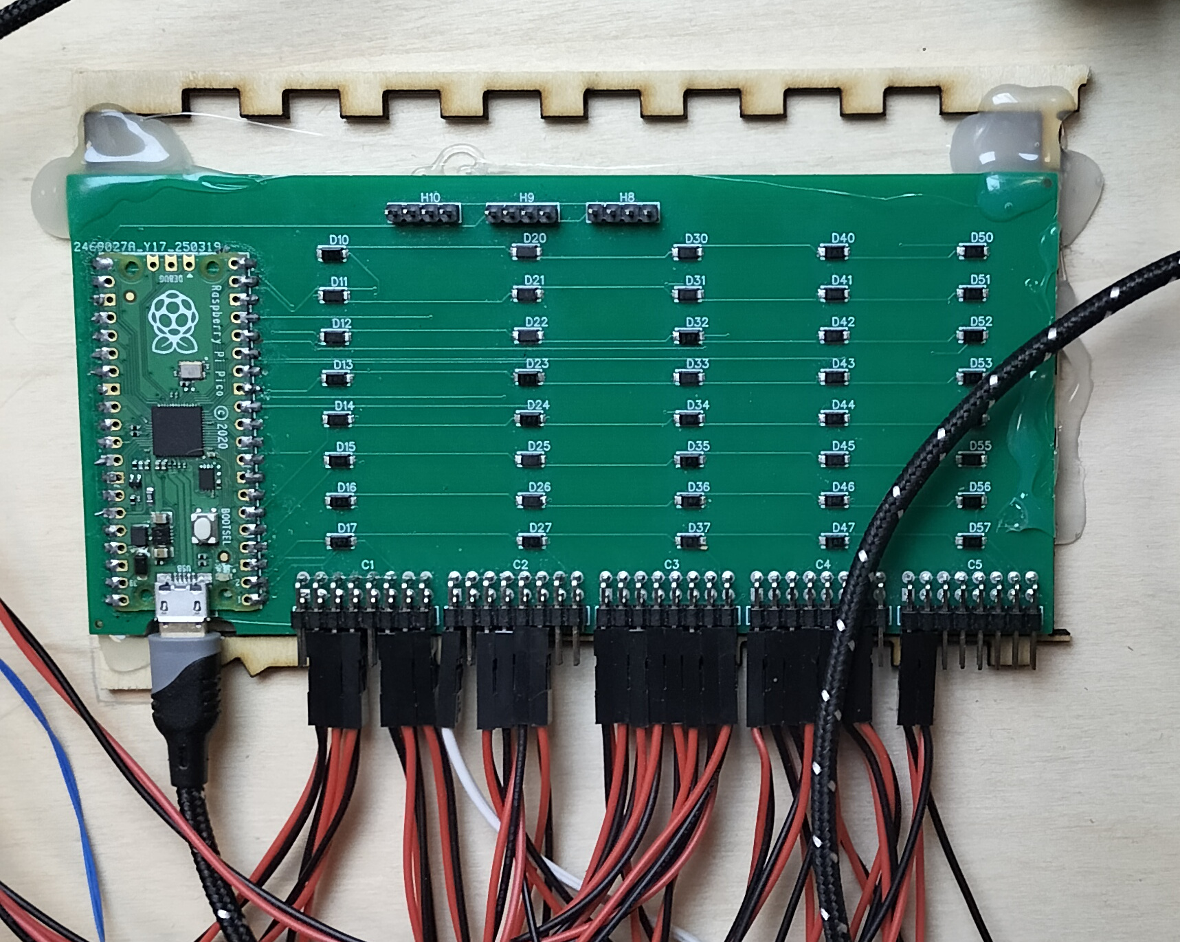 Connection des connecteurs des boutons à la carte clavier