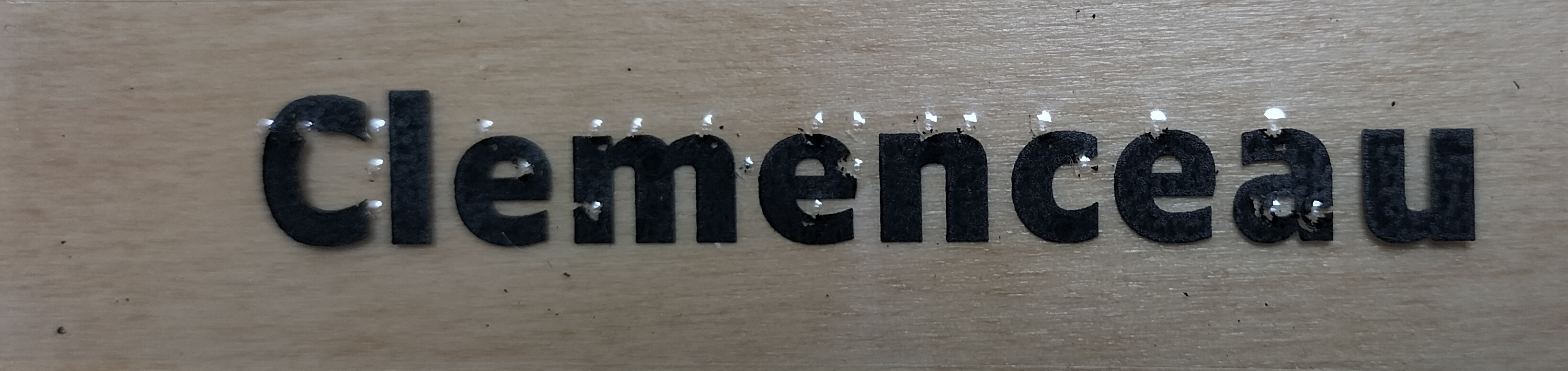 Etiquette imprimée en caractère noir avec surimpression braille