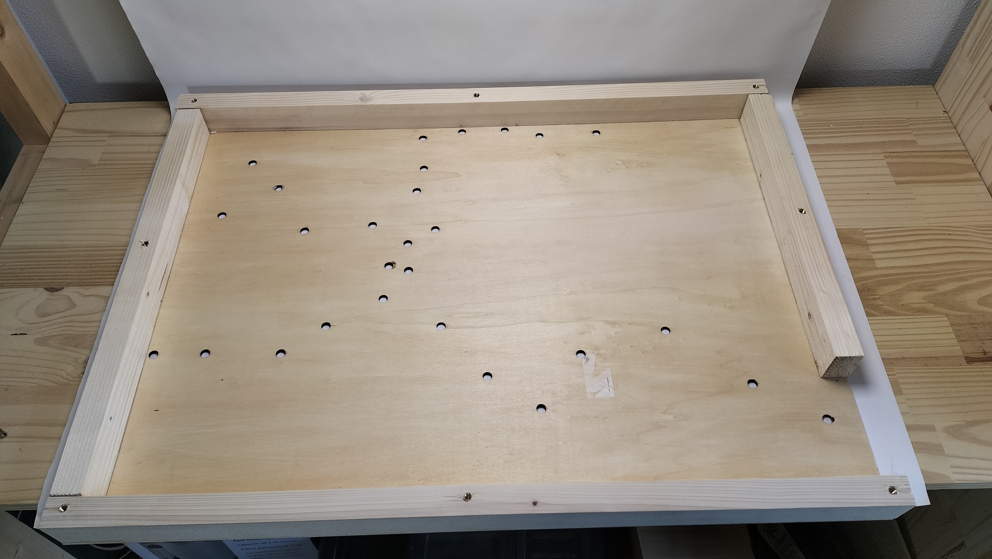 Plan global gravé et percé monté sur chassis avec inserts ajoutés pour le refermer par dessous
